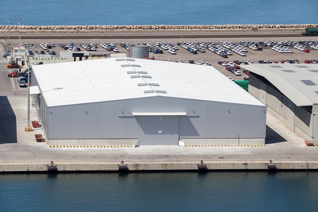 Vista aèria de de la nova nau d'Euroports al Port de Tarragona, on s'emmagatzema pasta de paper | ACN