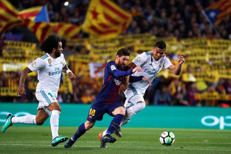 Lionel Messi lluita una pilota amb Casemiro i Marcelo | EFE