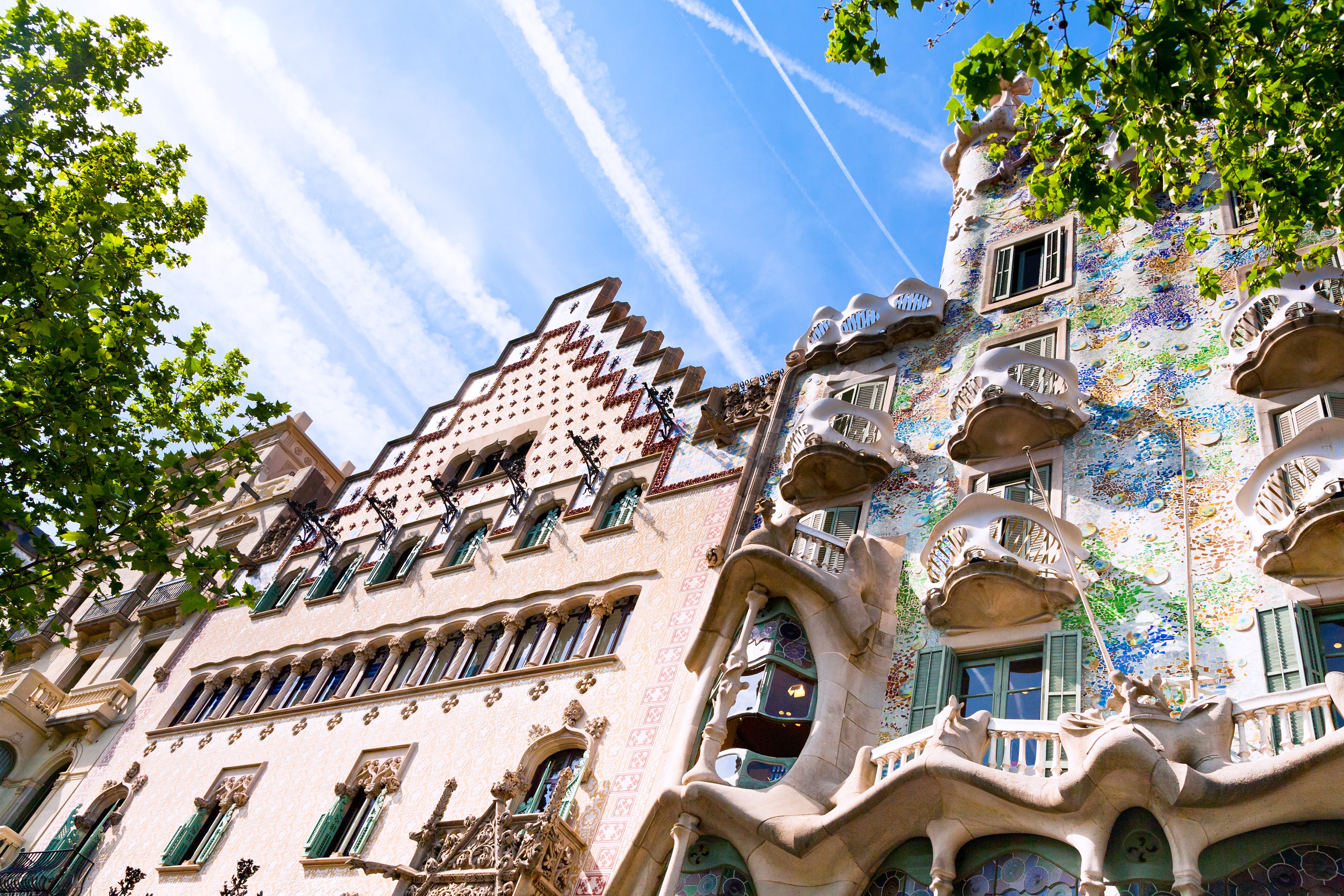 El Passeig de Gràcia és una de les avingudes principals de Barcelona i un dels aparadors de l'arquitectura modernista