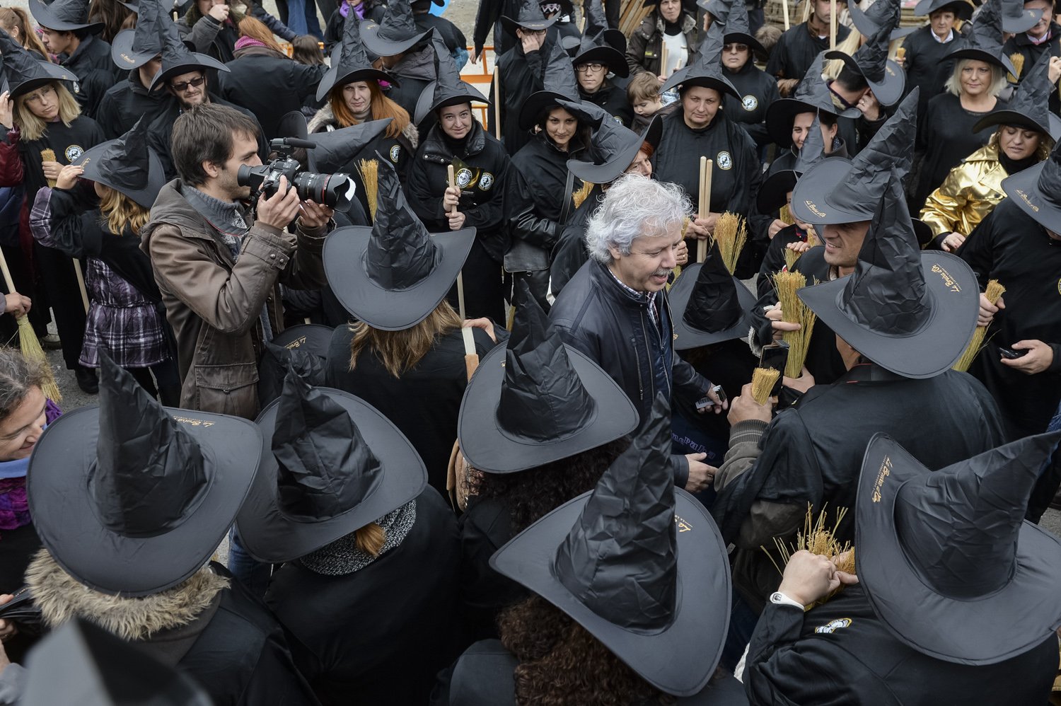 La Bruixa d'Or, disfressa de les desenes de persones que envolten a Gabriel 