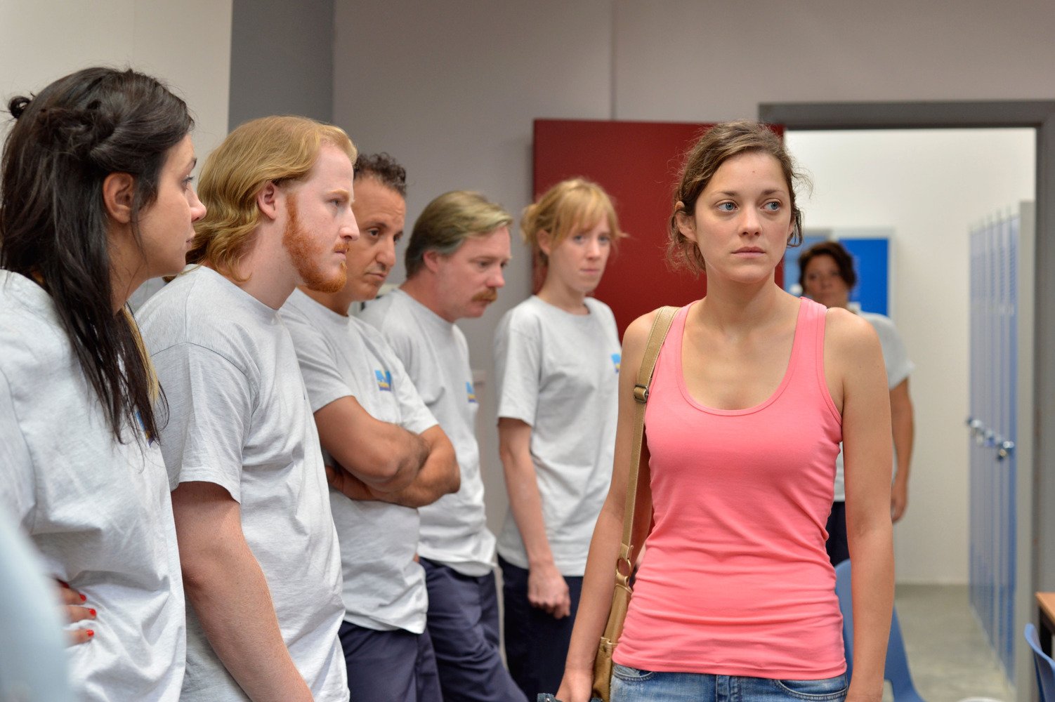 Sandra (Marion Cotillard) ha d'esperar els resultats de la votació dels seus companys