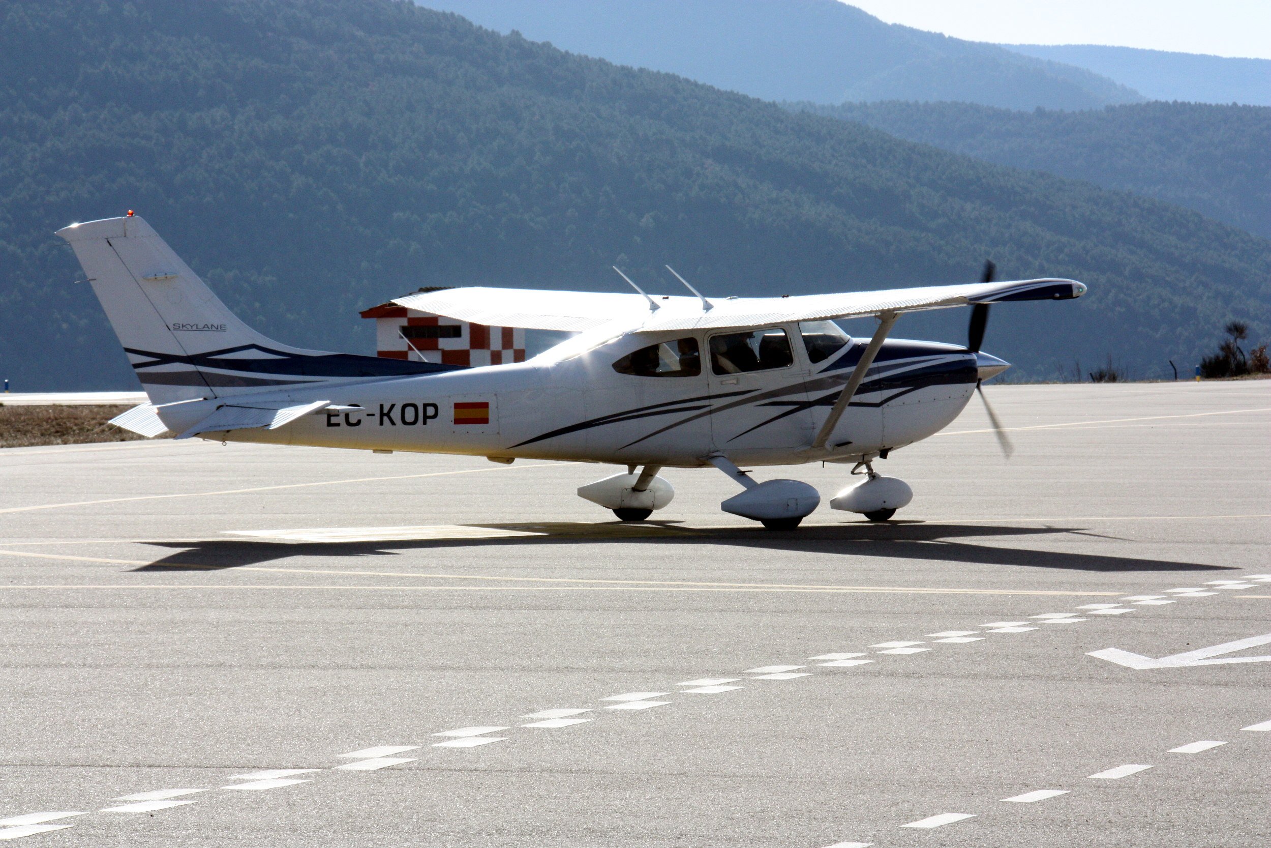 L'avioneta amb què ha viatjat el conseller de Territori fins a l'aeroport d'Andorra-la Seu d'Urgell i que ha servit per posar en servei la infraestructura 