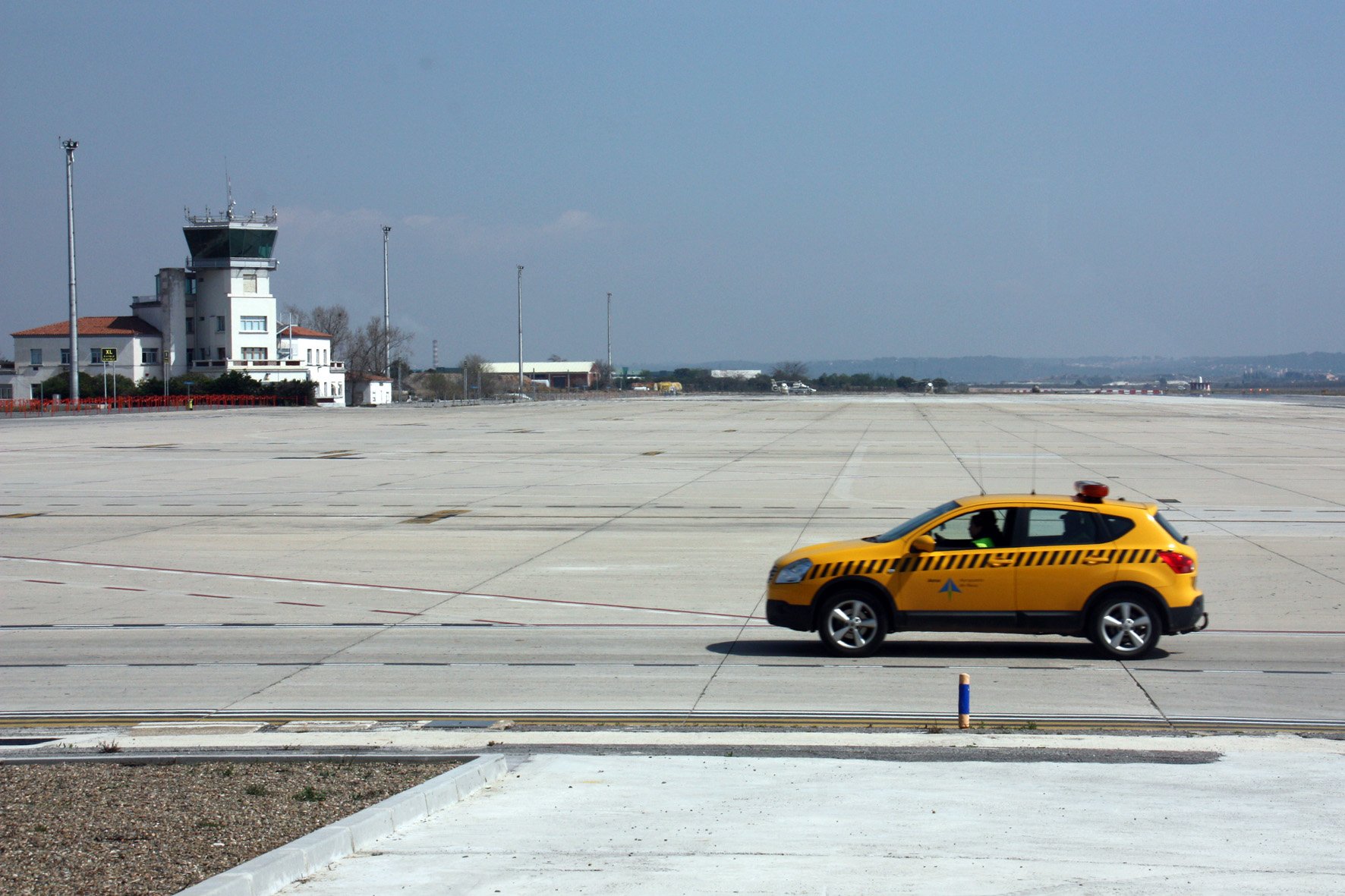 La torre de control i la pista de l'aeroport de Reus.