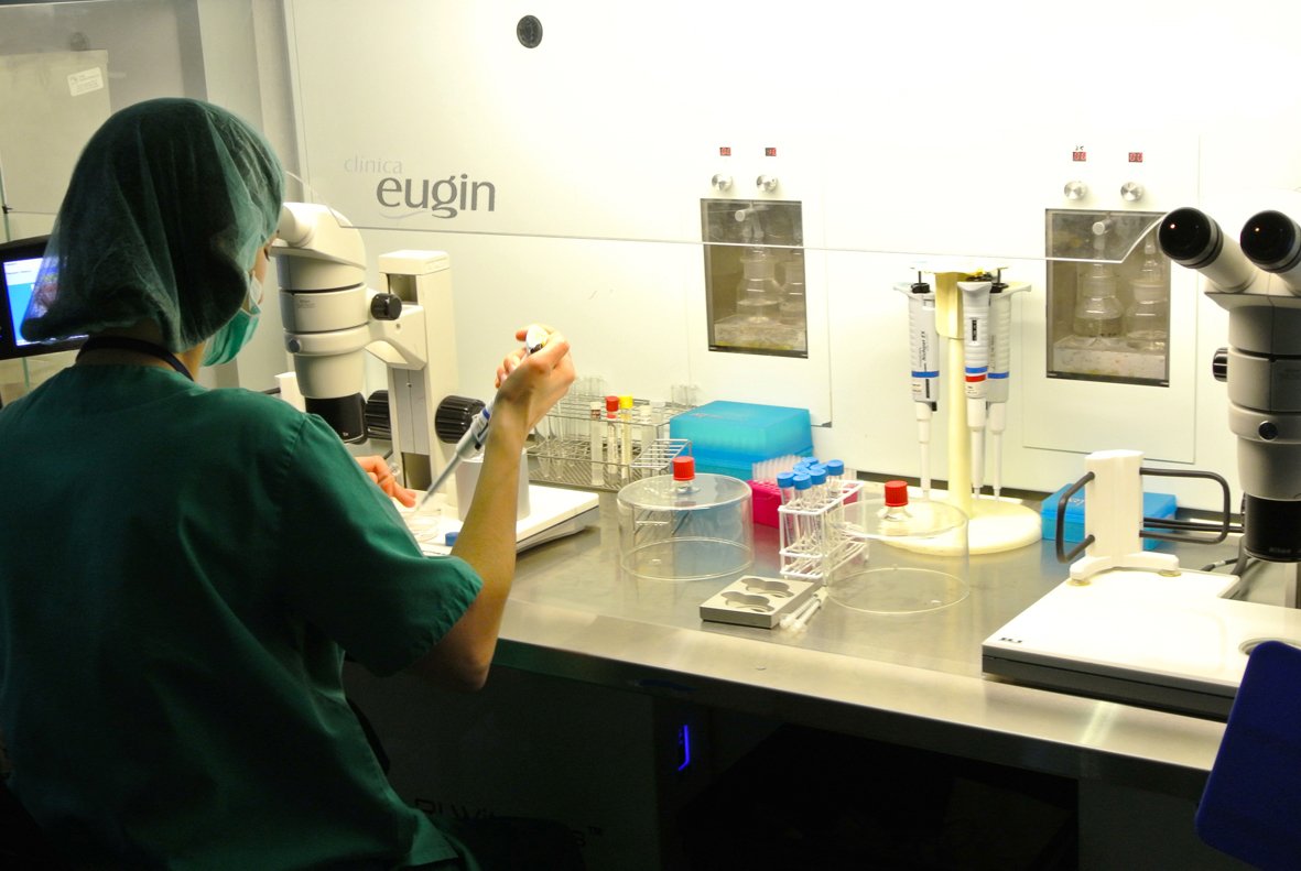 Técnico de laboratorio de la Clínica Eugin de Barcelona