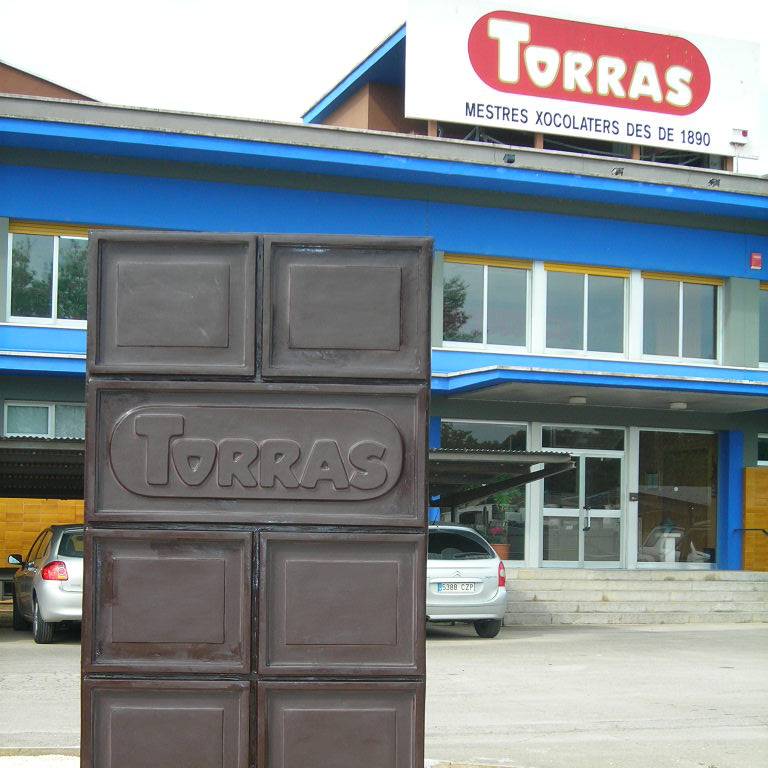 Xocolates Torras té la fàbrica a Cornellà de Terri, on hi treballen més de 40 persones i on s'hi produeixen 1.800 tones de productes