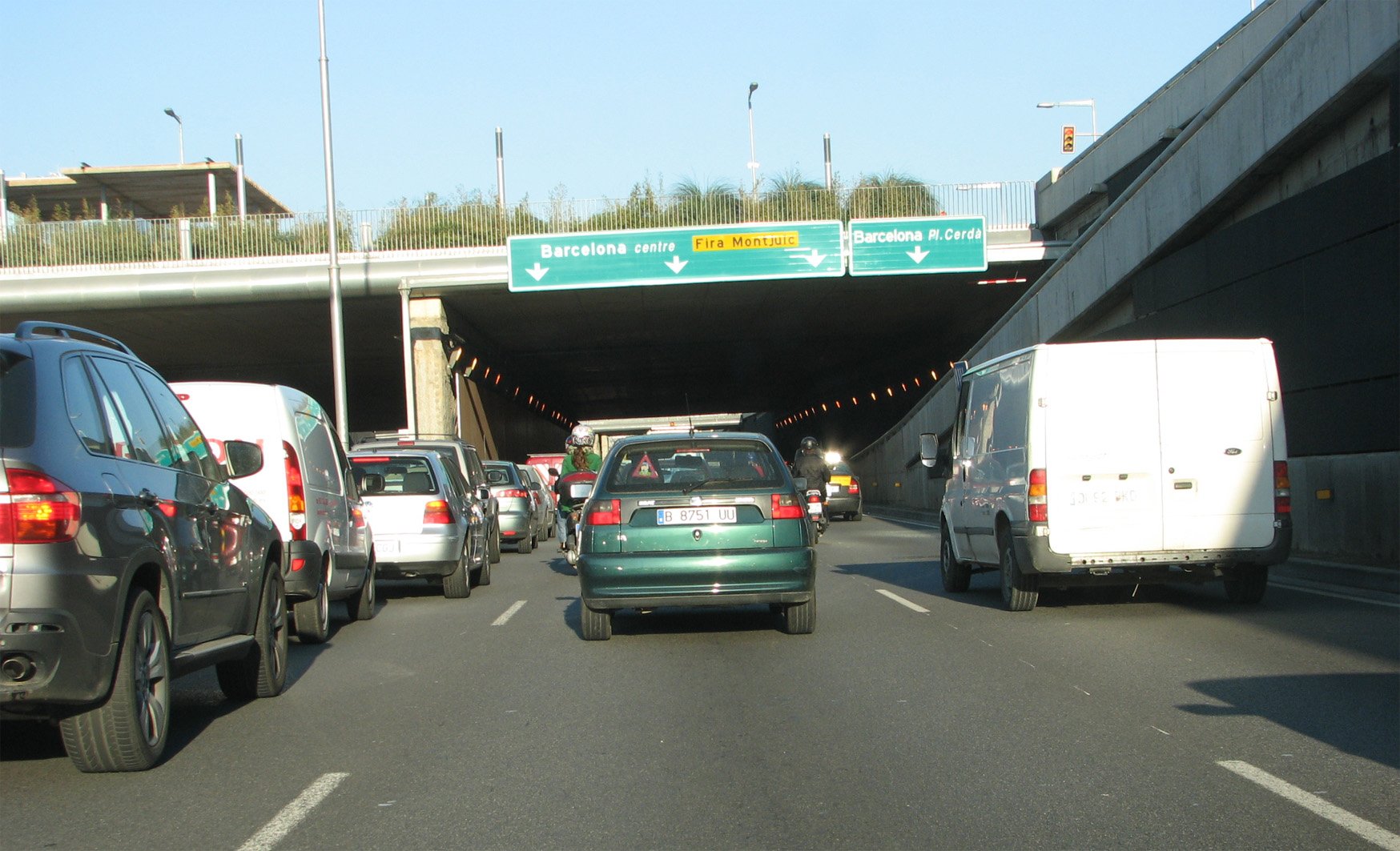 Cues de trànsit a l'accés a Barcelona des de l'Hospitalet per la C-31, un punt conflictiu per la congestió de trànsit 