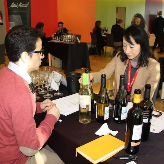 Una importadora japonesa de vins coneixent alguns dels productes d'un celler català 