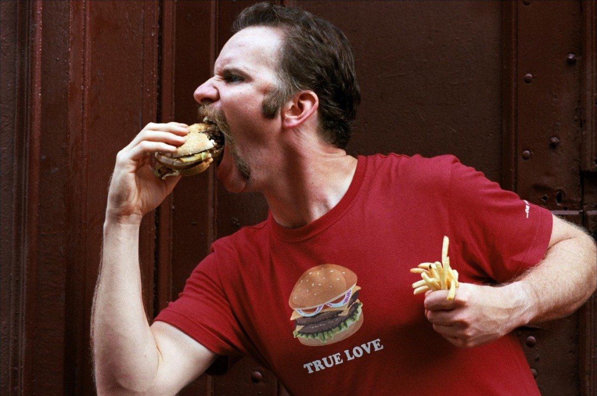 Morgan Spurlock s'alimenta durant 30 dies amb hamburgueses de McDonald's per demostrar les seves conseqüències negatives