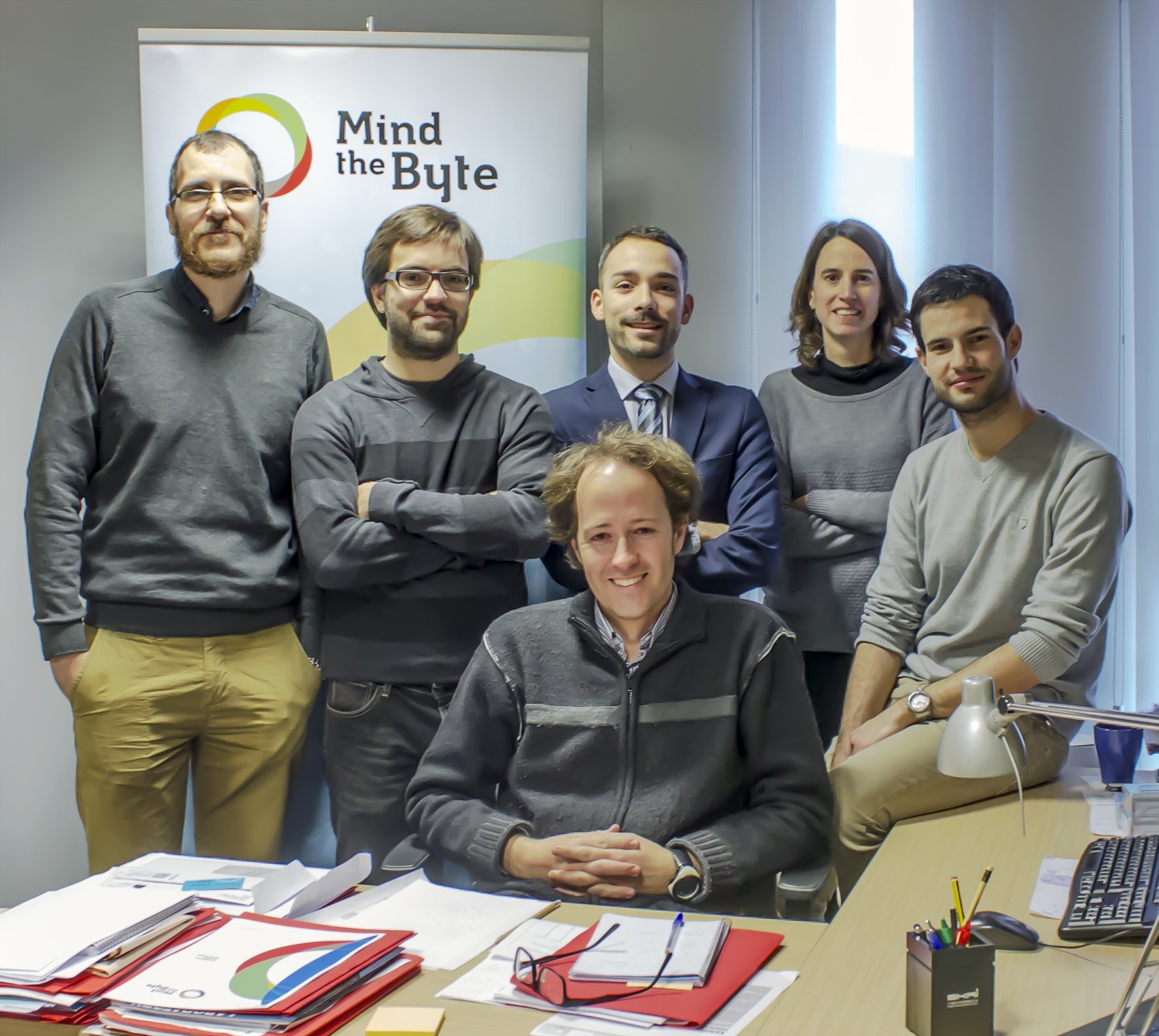 El fundador i CEO de Mind The Byte, Alfons Nonell-Canals, amb l'equip de la start-up