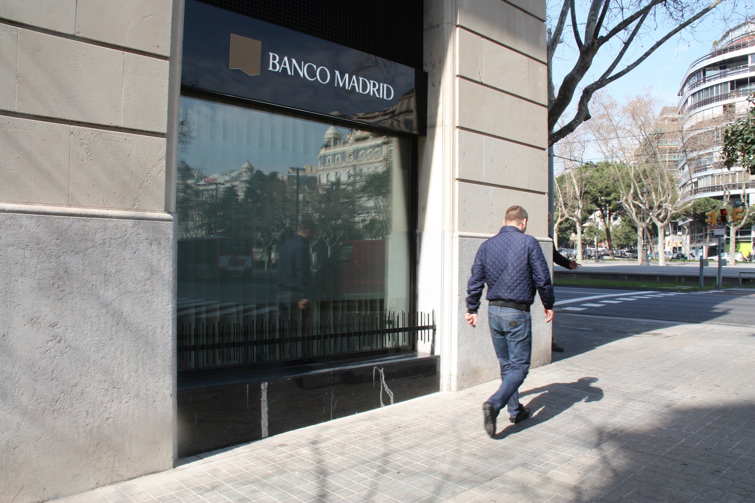 L'oficina de Banco Madrid a la cantonada entre el carrer de Loreto i la Diagonal de Barcelona