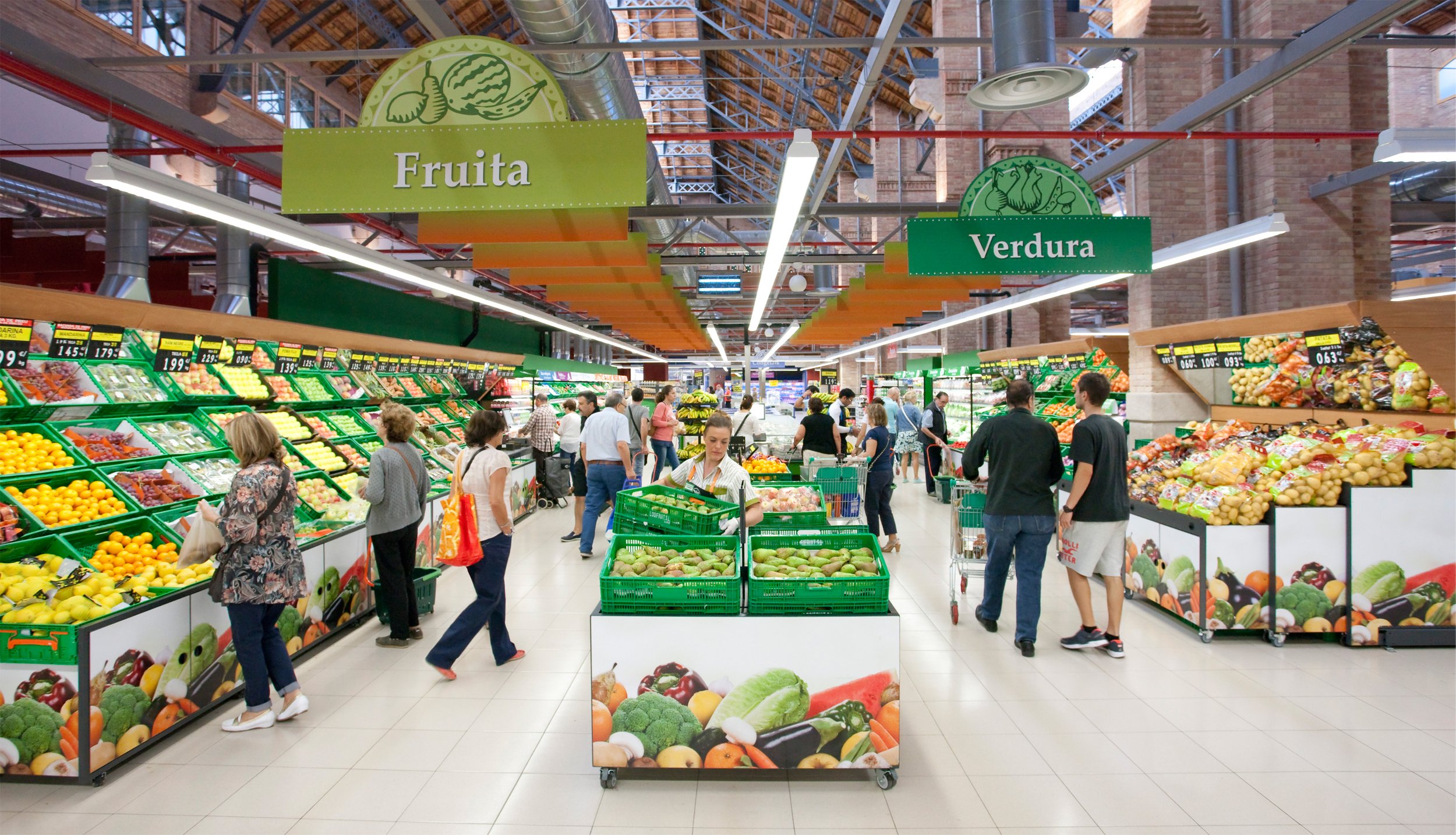 L'interior del supermercat que la cadena Mercadona té al barri de Sants de Barcelona