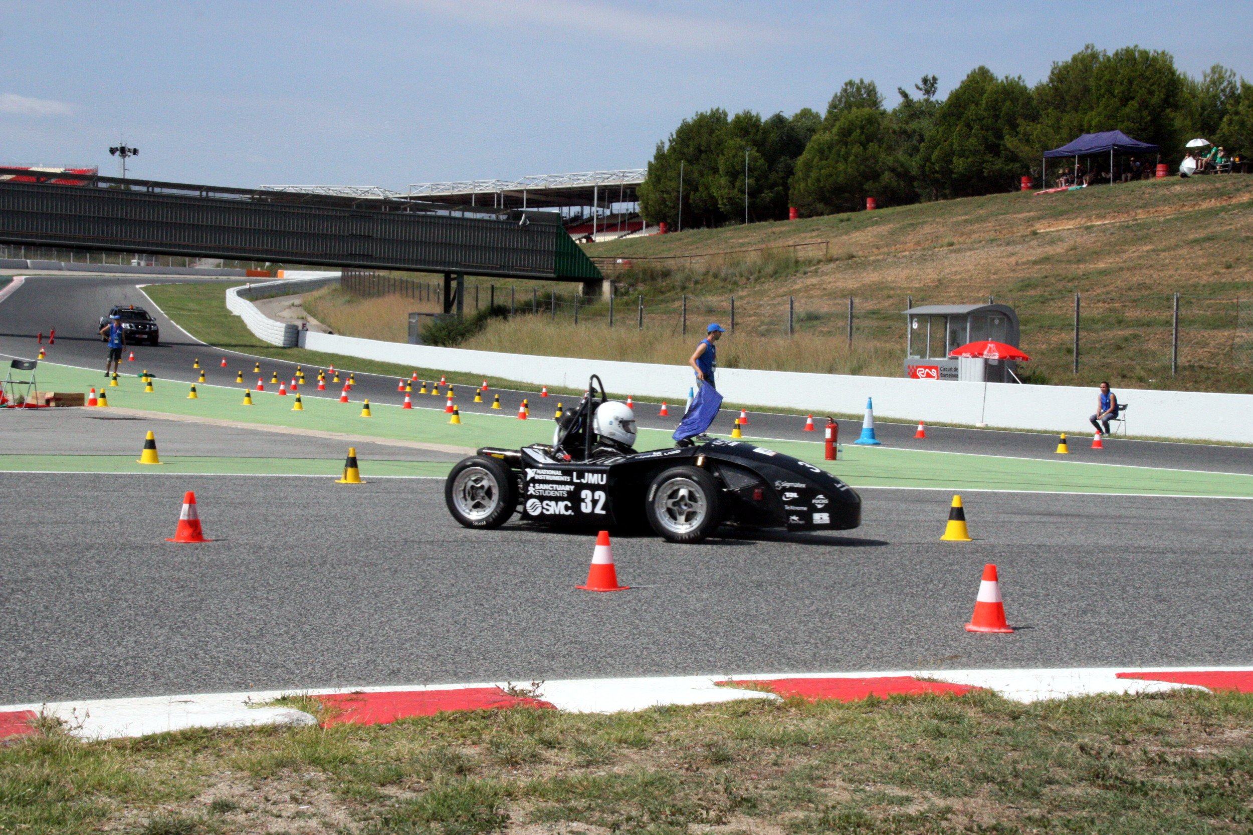 Un monoplaça competint a la pista del circuit de Montmeló 