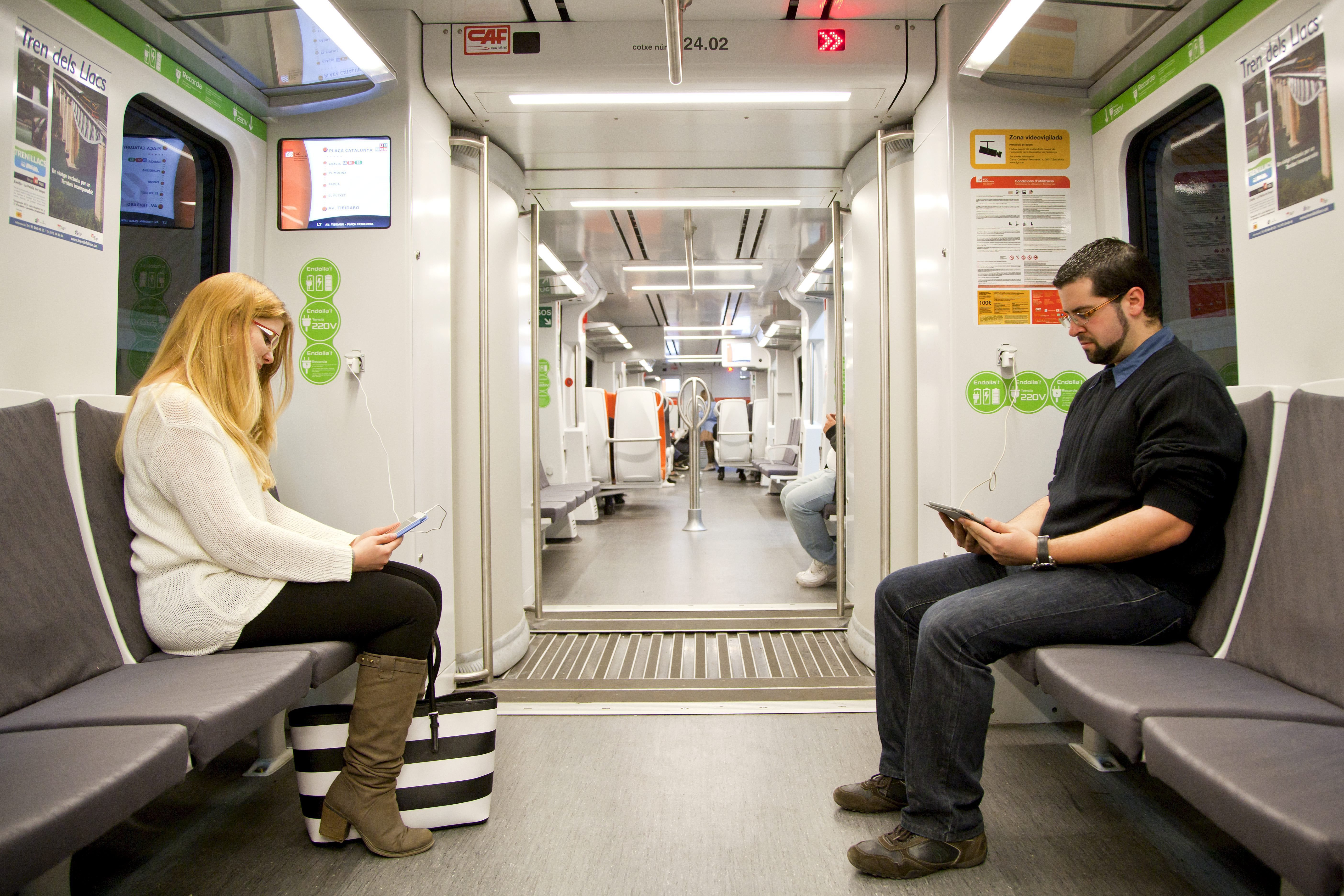 Interior d'un vagó dels Ferrocarrils de la Generalitat 