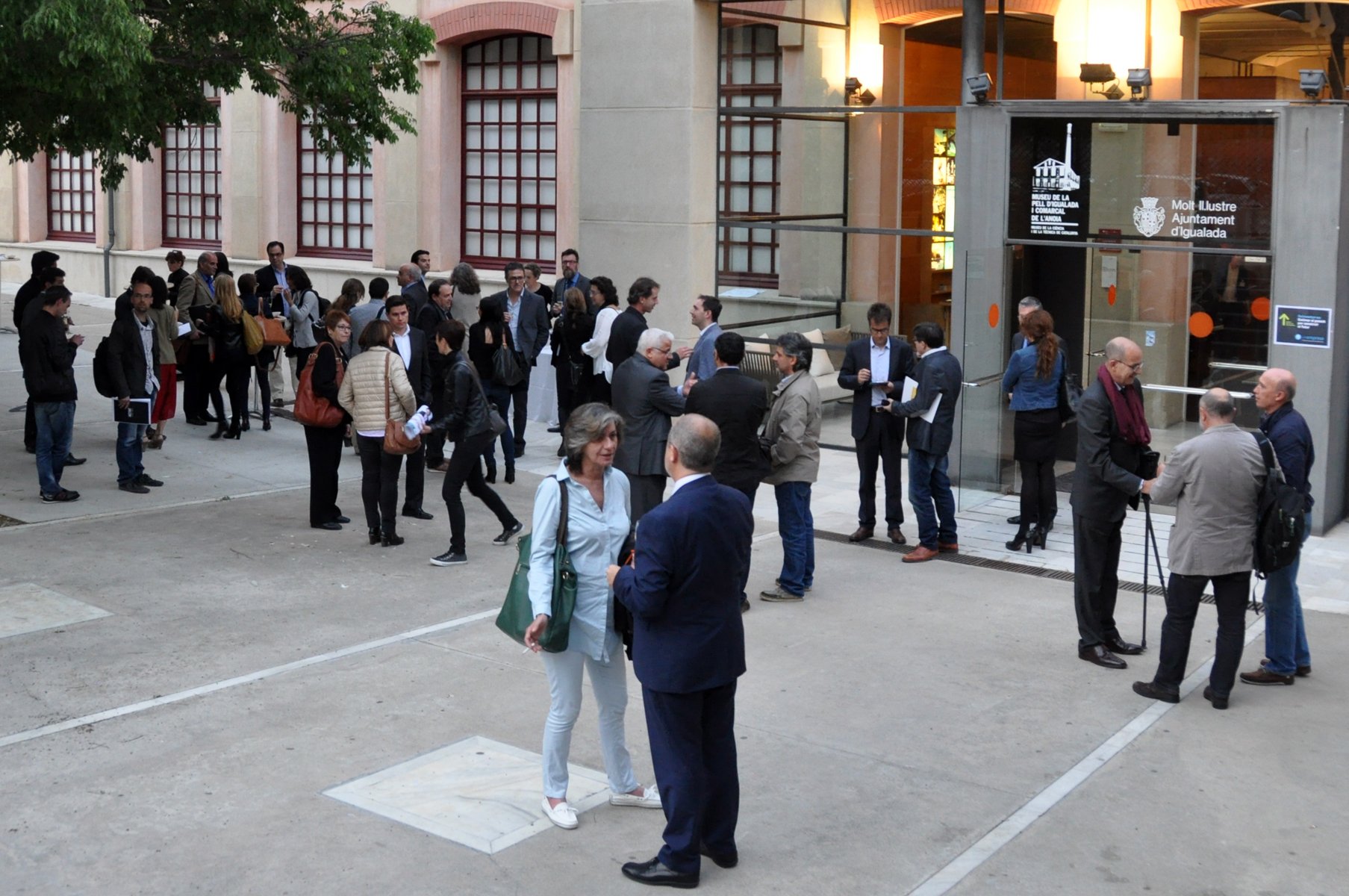 Networking empresarial en finalitzar el debat a l'exterior del Museu