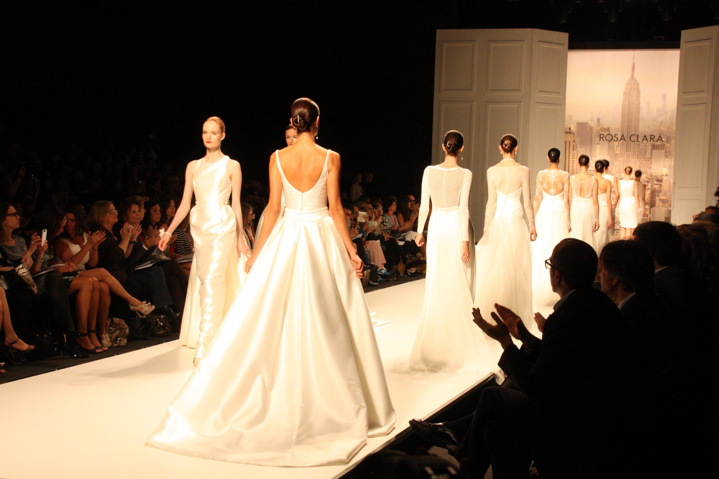 Moments finals de la desfilada de Rosa Clarà a la passarel·la de la Barcelona Bridal Week