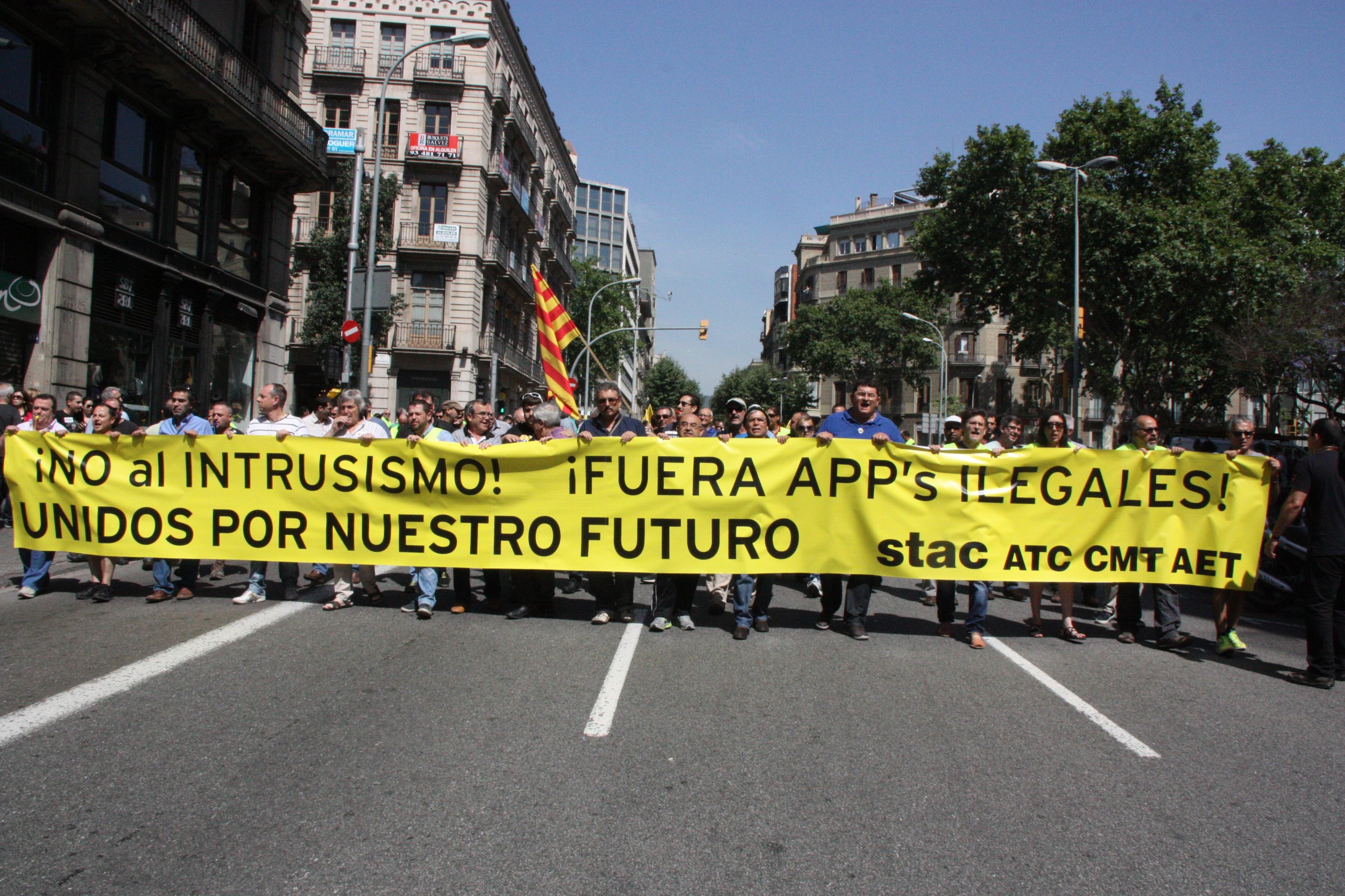 Imatge de la capçalera de la manifestació de taxistes contra l'intrusisme a Barcelona