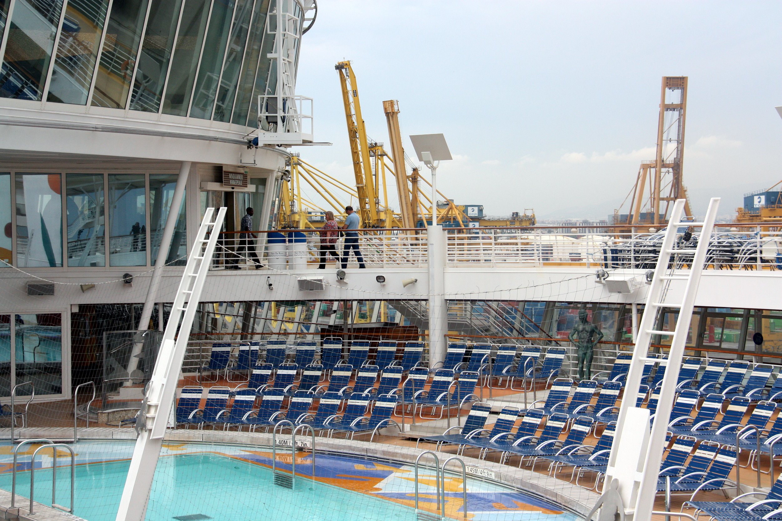 Diverses piscines omplen la coberta de l'Allure of the Seas