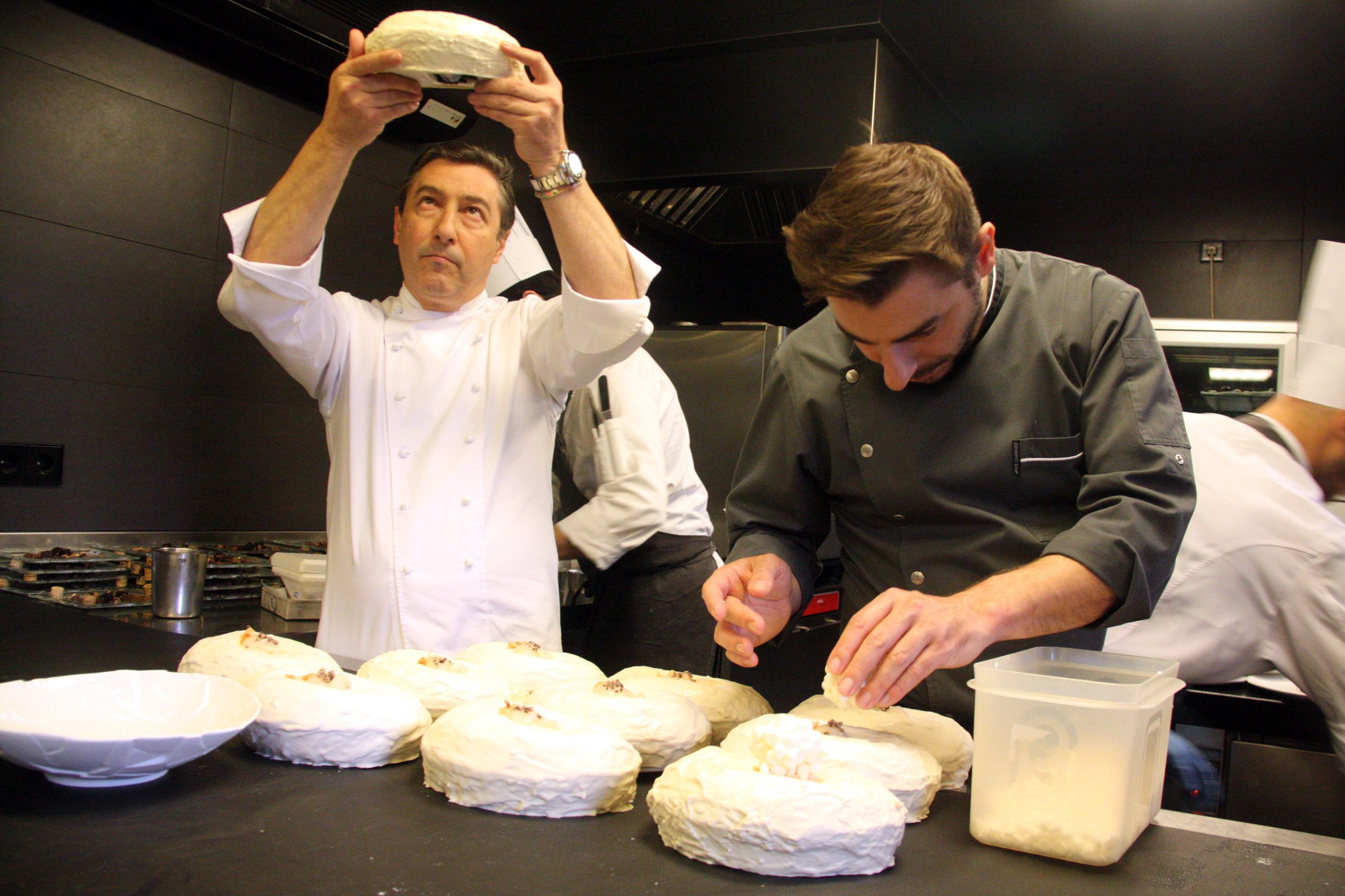 Els germans Joan i Jordi Roca, a la cuina del Celler de Can Roca