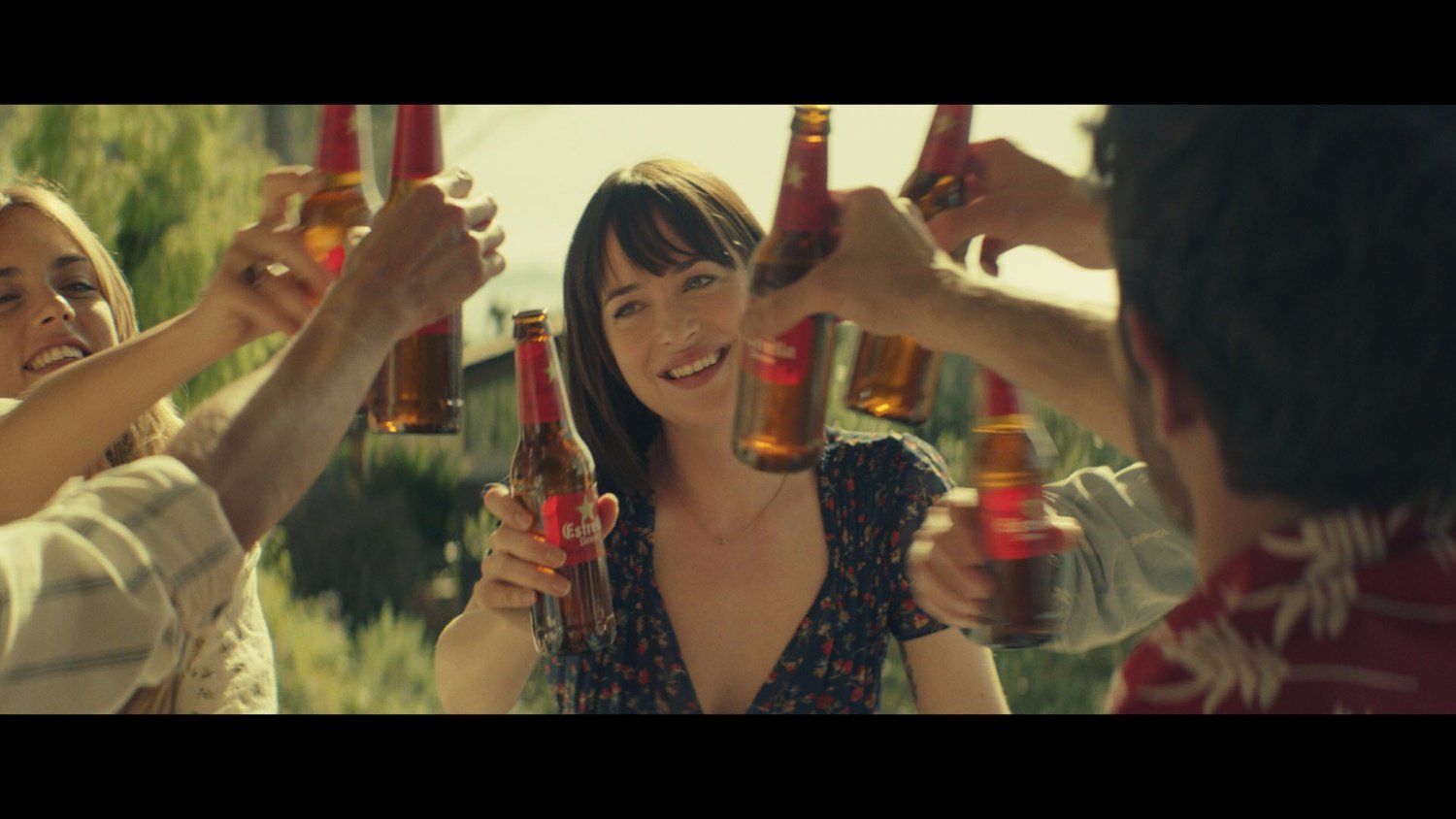 Dakota Johnson en una escena del curt d'aquest estiu d'Estrella Damm