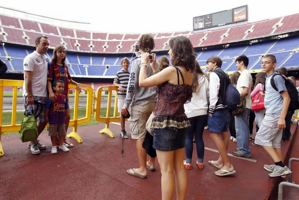 Un grup de turistes visitant les instal·lacions del Camp Nou, un altre dels reclams de la ciutat 