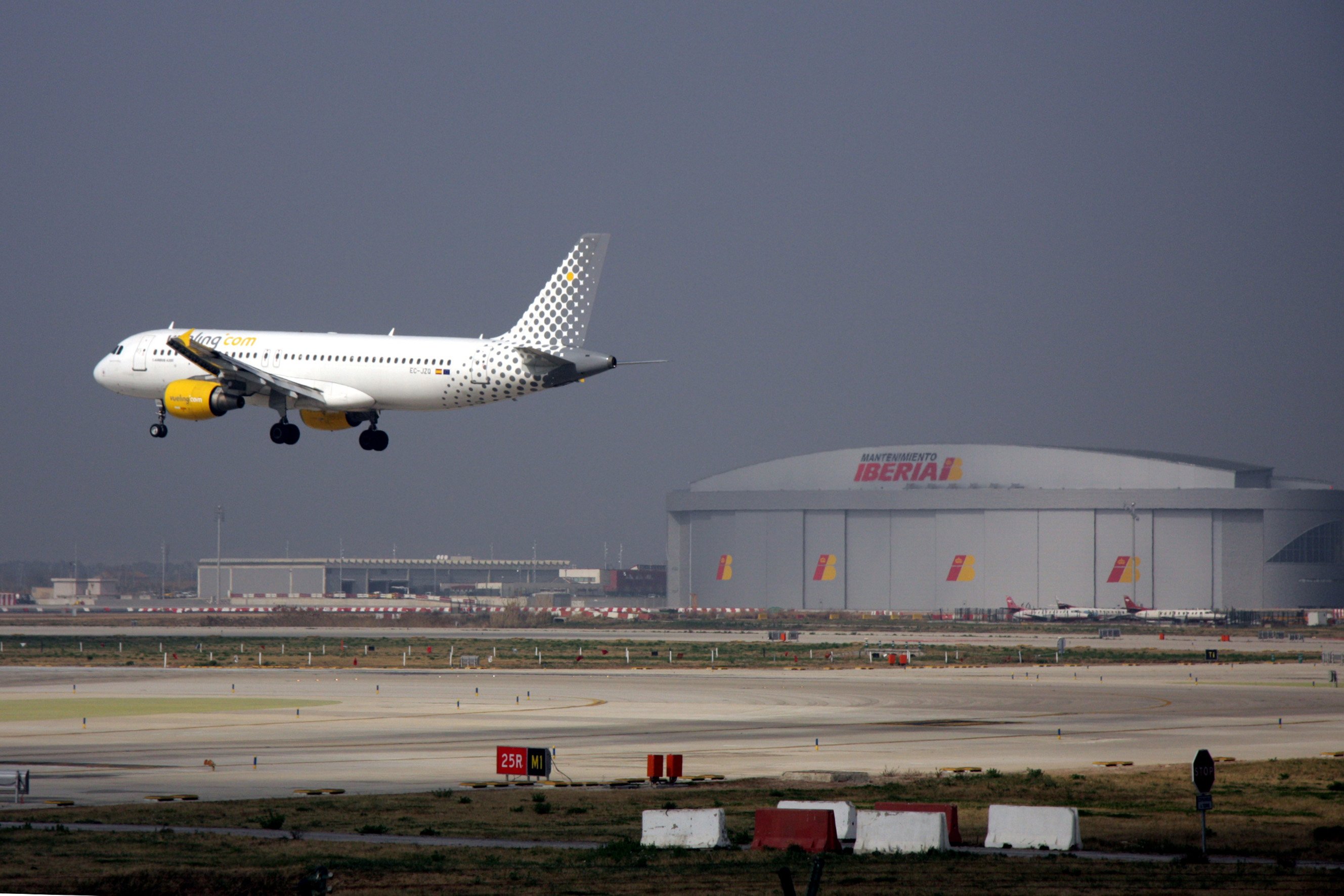 Un avió aterrant a l'Aeroport de Barcelona