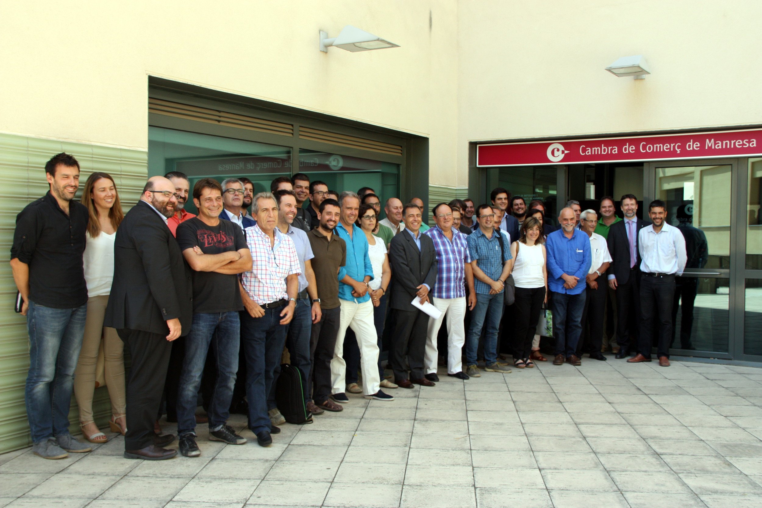 Foto de família dels representants de les empreses que formen part del nou clúster de la biomassa.