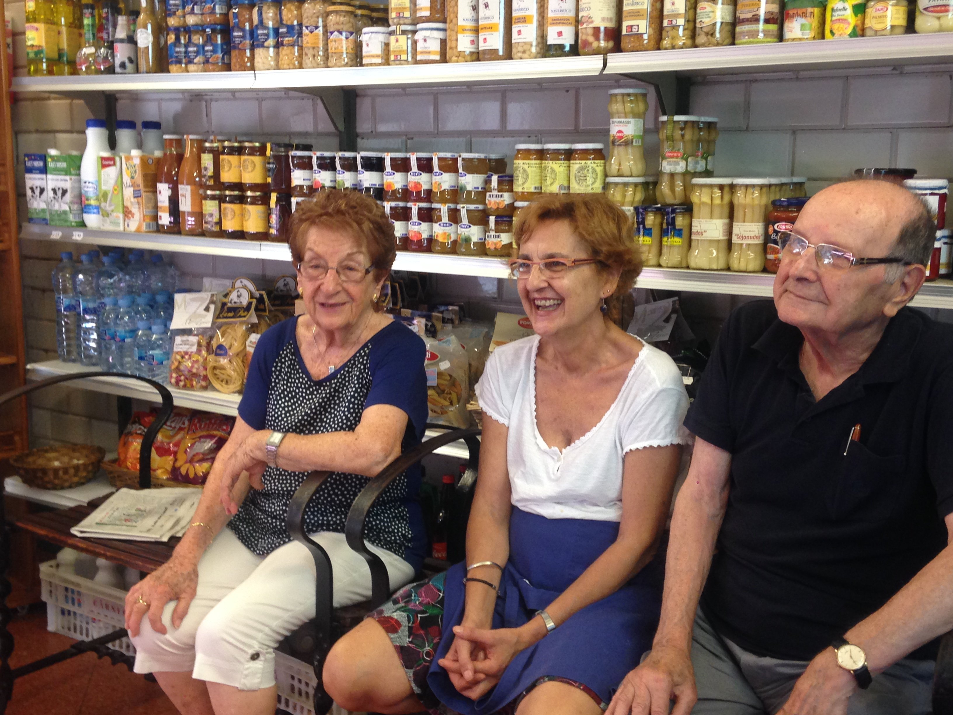 Tot i estar jubilats, Maria Rosa i Jordi acompanyen la seva filla, Montserrat Saladrigas, a la botiga