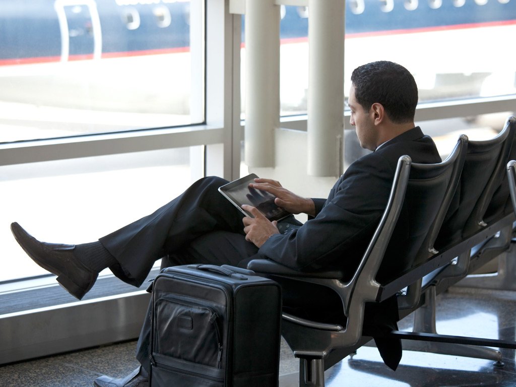 Un passatger fent servir el servei de Wi-Fi d'un aeroport