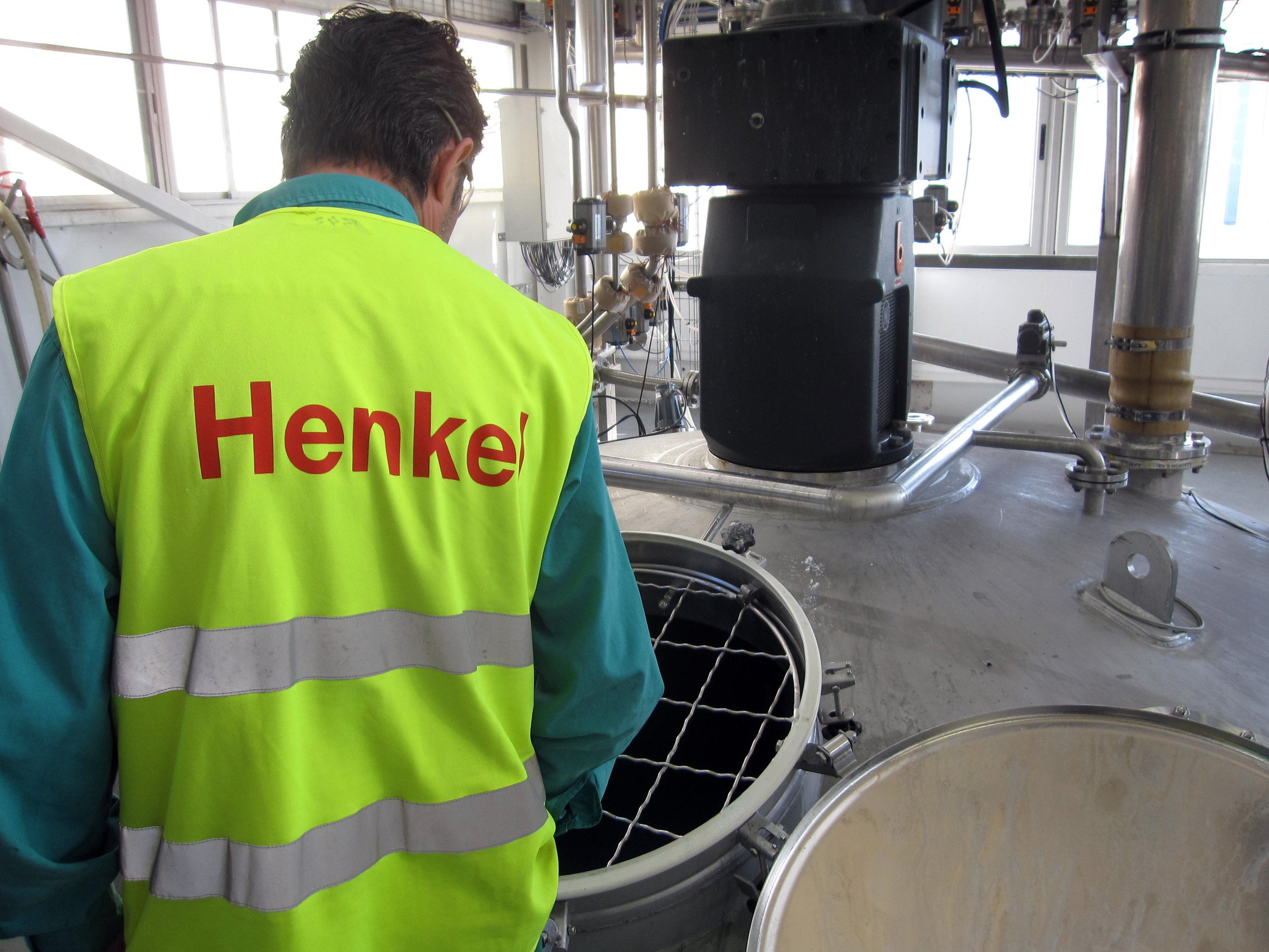 Un operari de Henkel