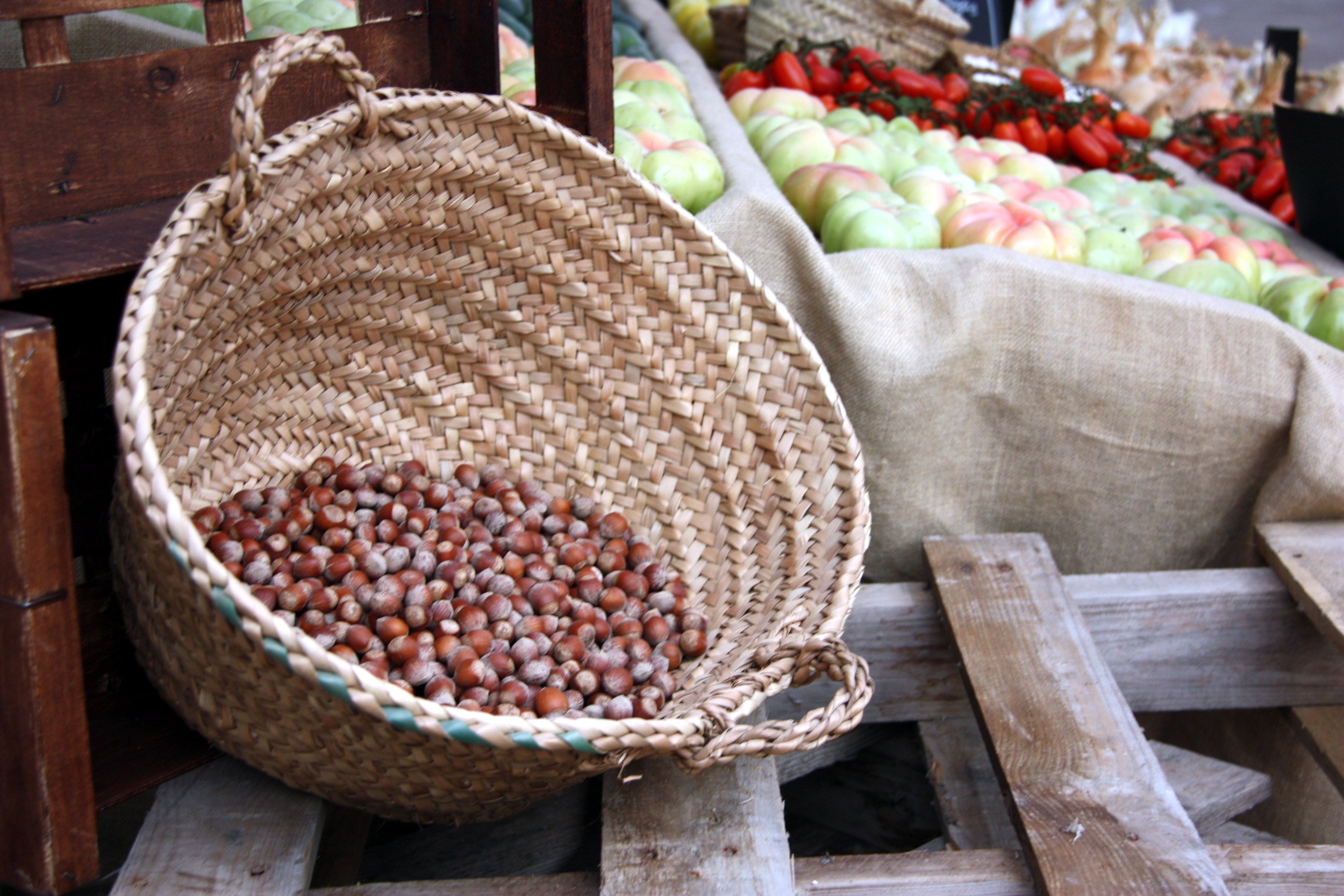 Cabàs amb avellanes entre una mostra de productes de l'horta a la Fira de Riudoms