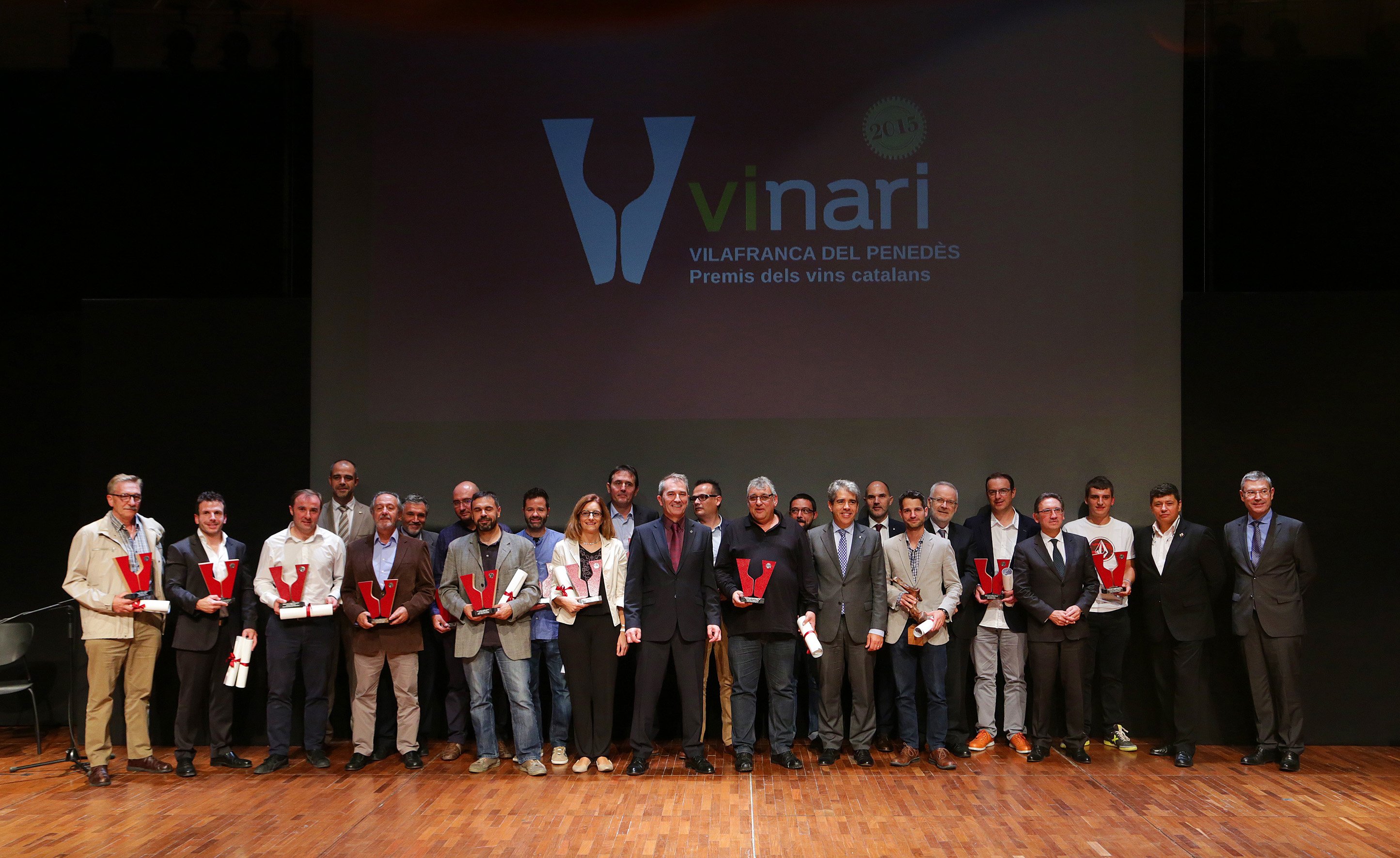 Foto de família dels guardonats en els Premis Vinari 2015 el 9 d'octubre del 2015