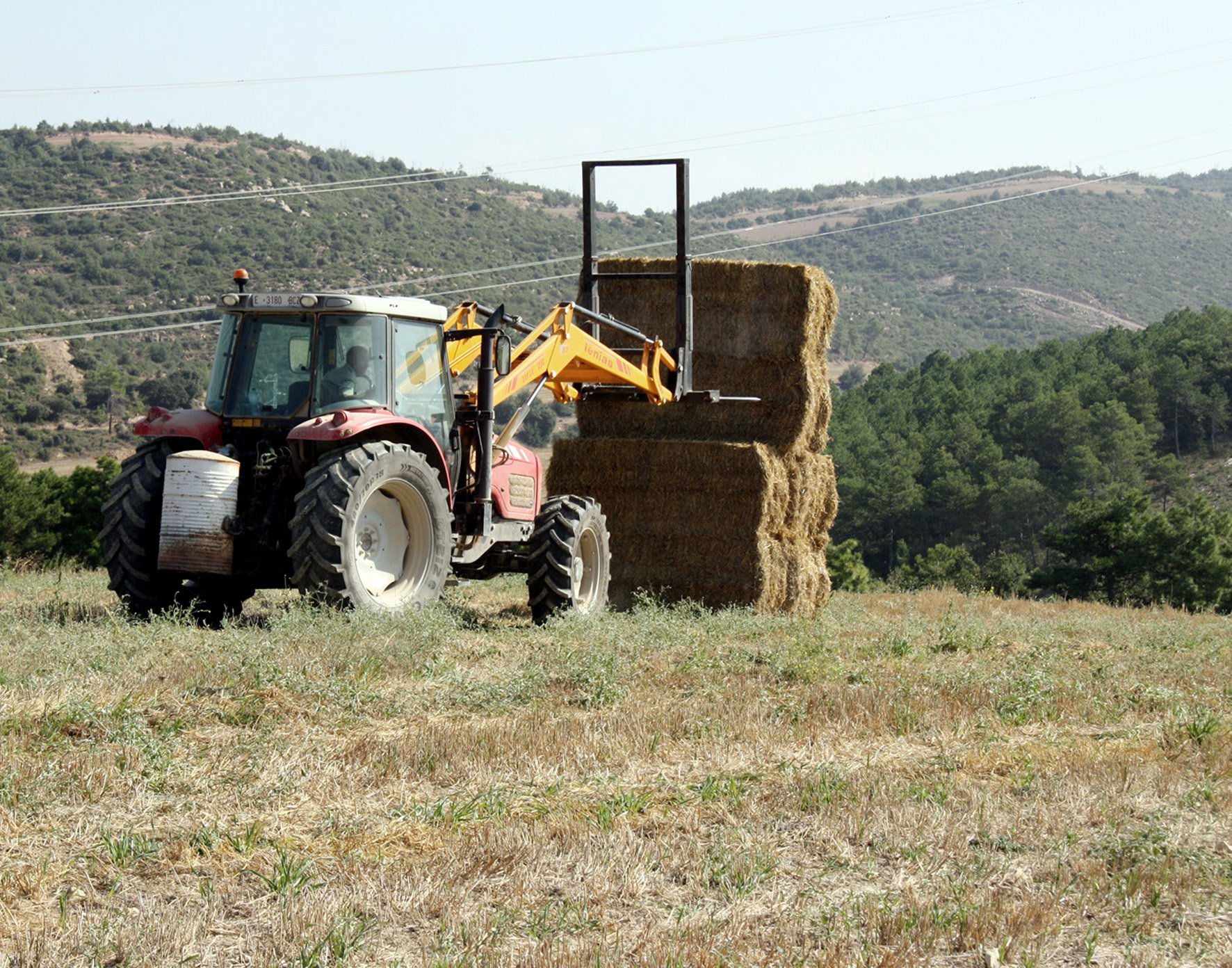 Tractors embalant la palla en un camp de cereals prop de Calaf | ACN