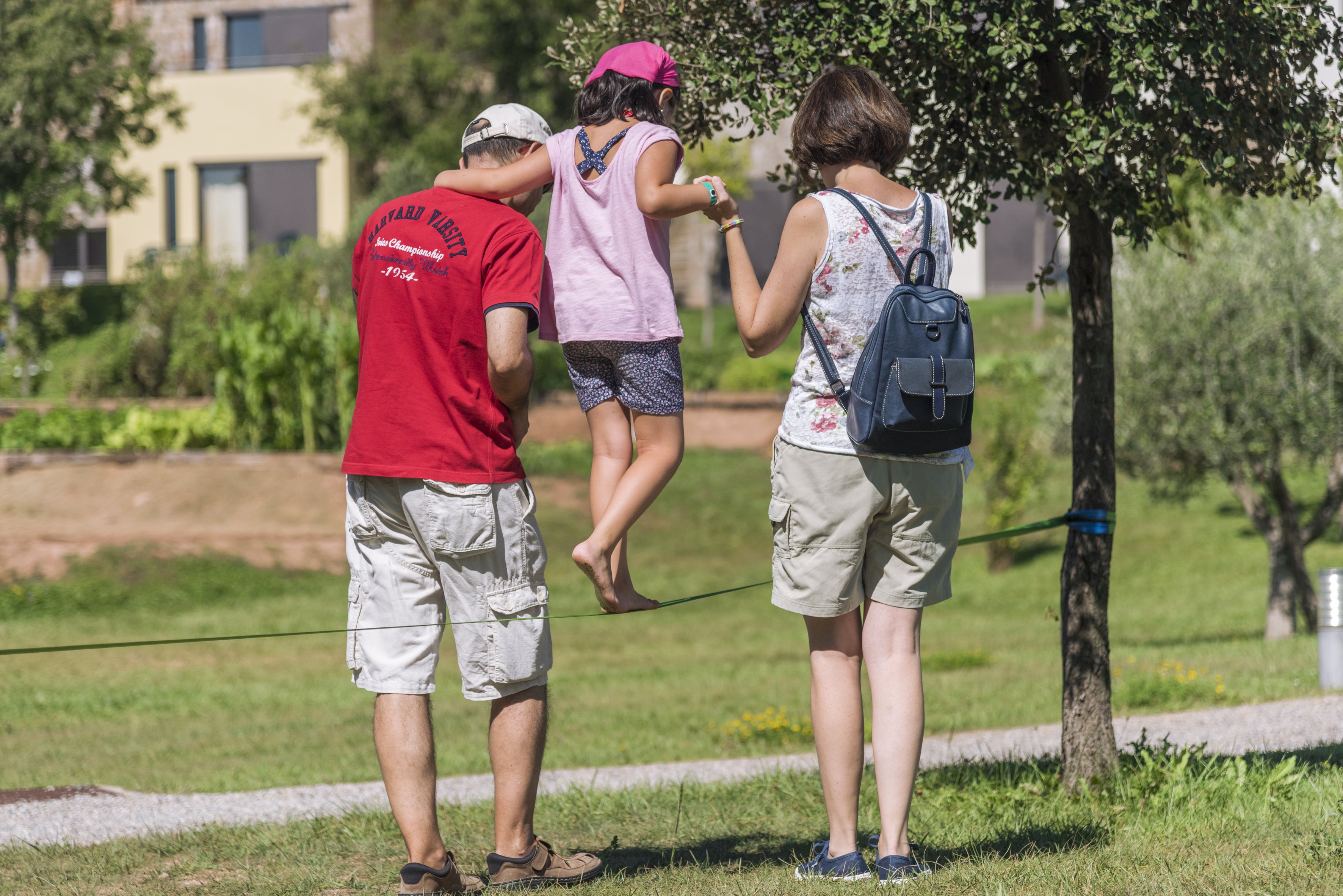 Una família gaudeix de les seves vacances al Vilar Rural de Cardona