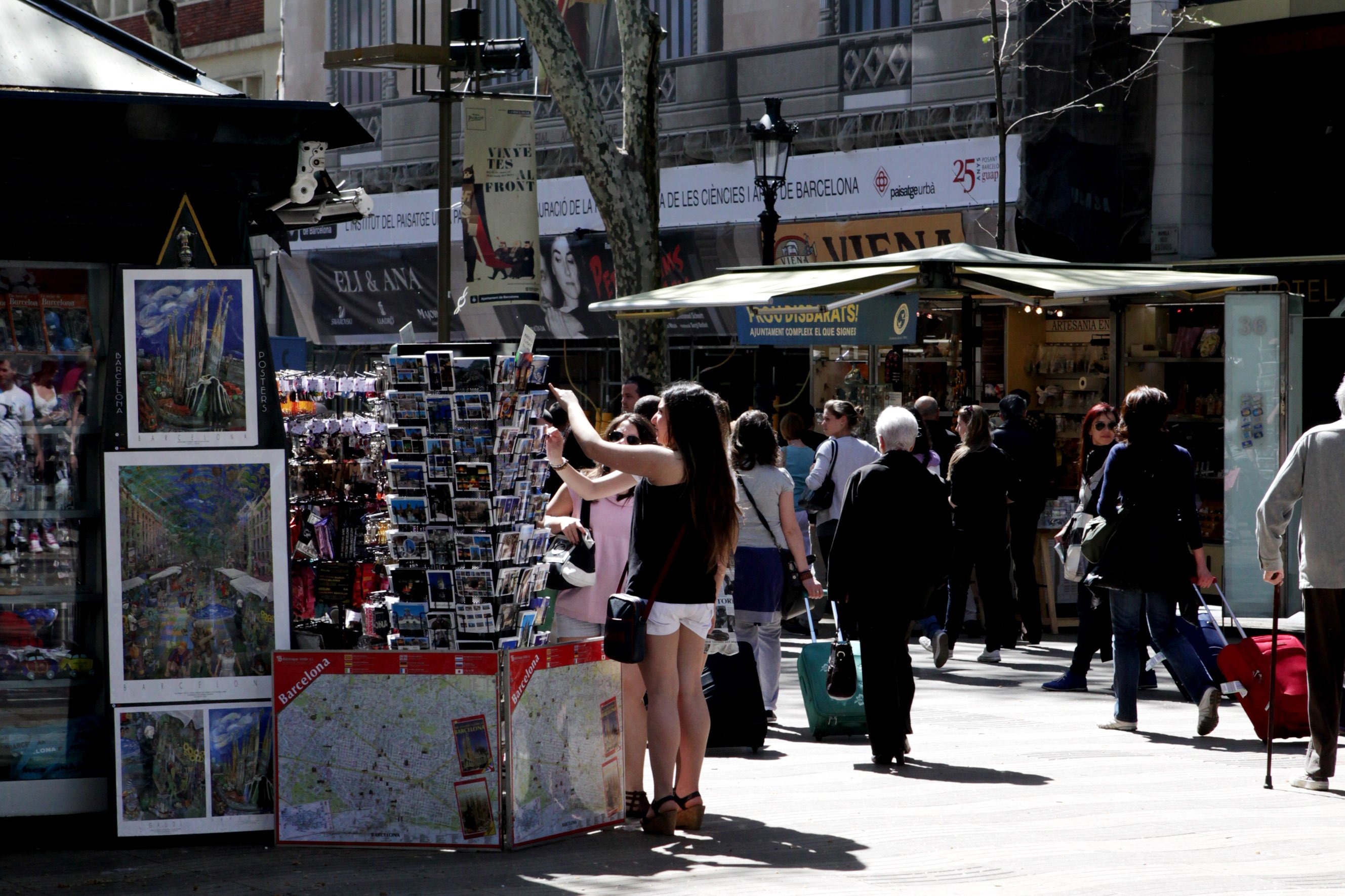 Turistes comprant a La Rambla de Barcelona