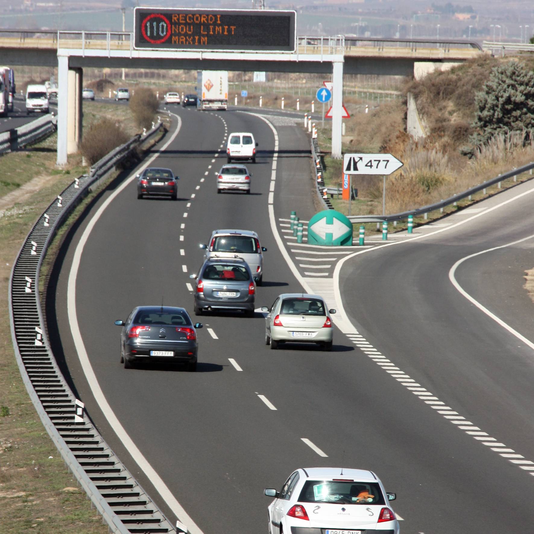 Cotxes circulen per l'autovia A-2 a Lleida a l'alçada de Bell-lloc