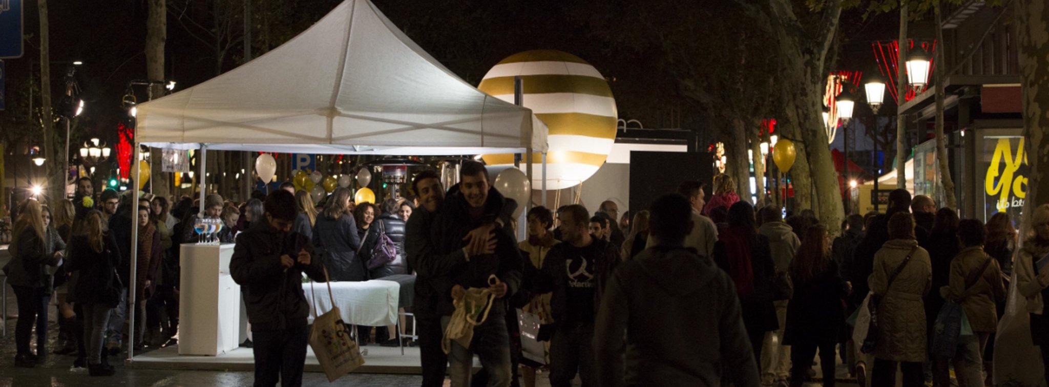 La Shoping Night Barcelona atrau centenars de visitants al Passeig de Gràcia