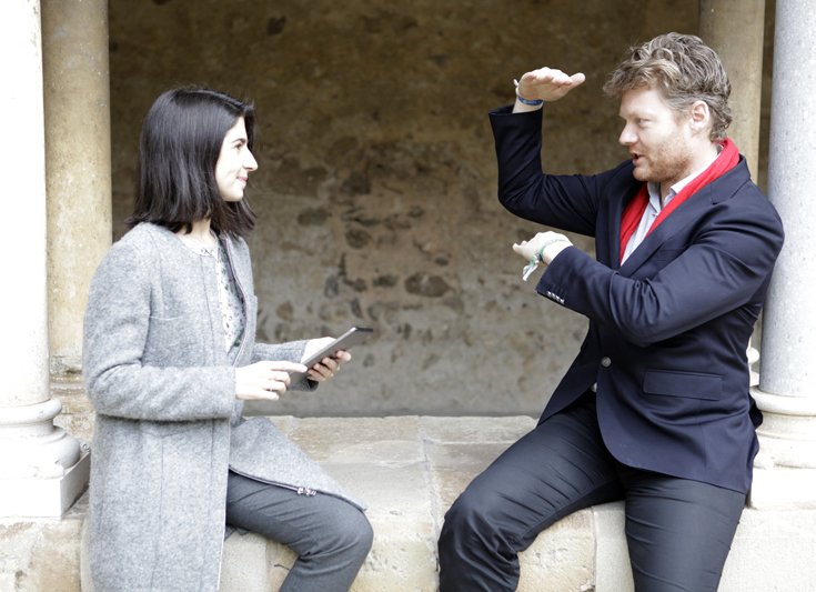 Laia Corbella entrevistant Christian Felber a Sant Cugat del Vallès 