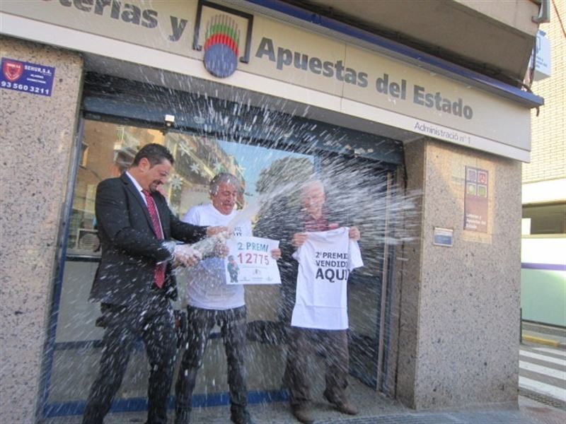 Les escenes de cava davant les administracions afortunades són un clàssic del 22 de desembre