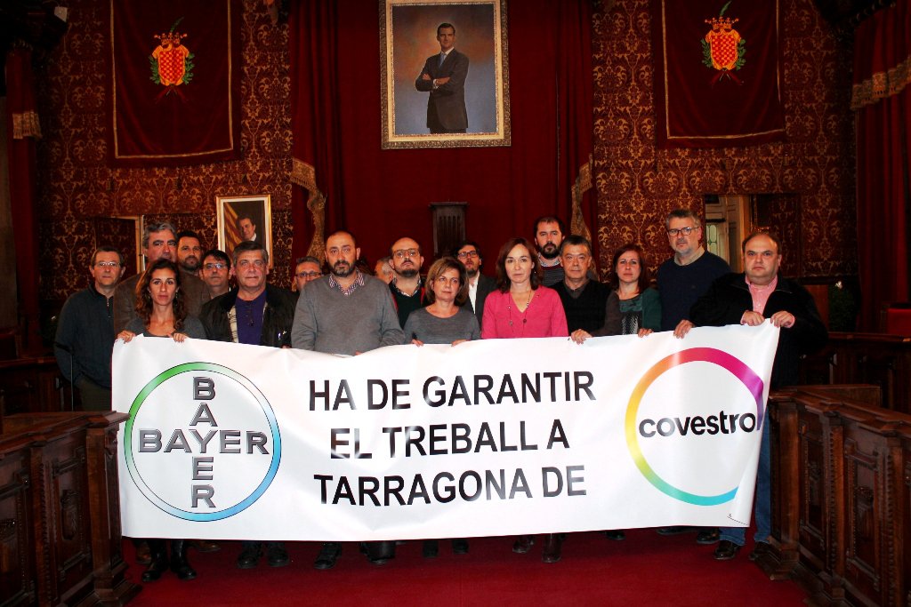 Regidors i portaveus municipals de l'Ajuntament de Tarragona amb representants dels treballadors de Covestro a la sala de plens del consistori.