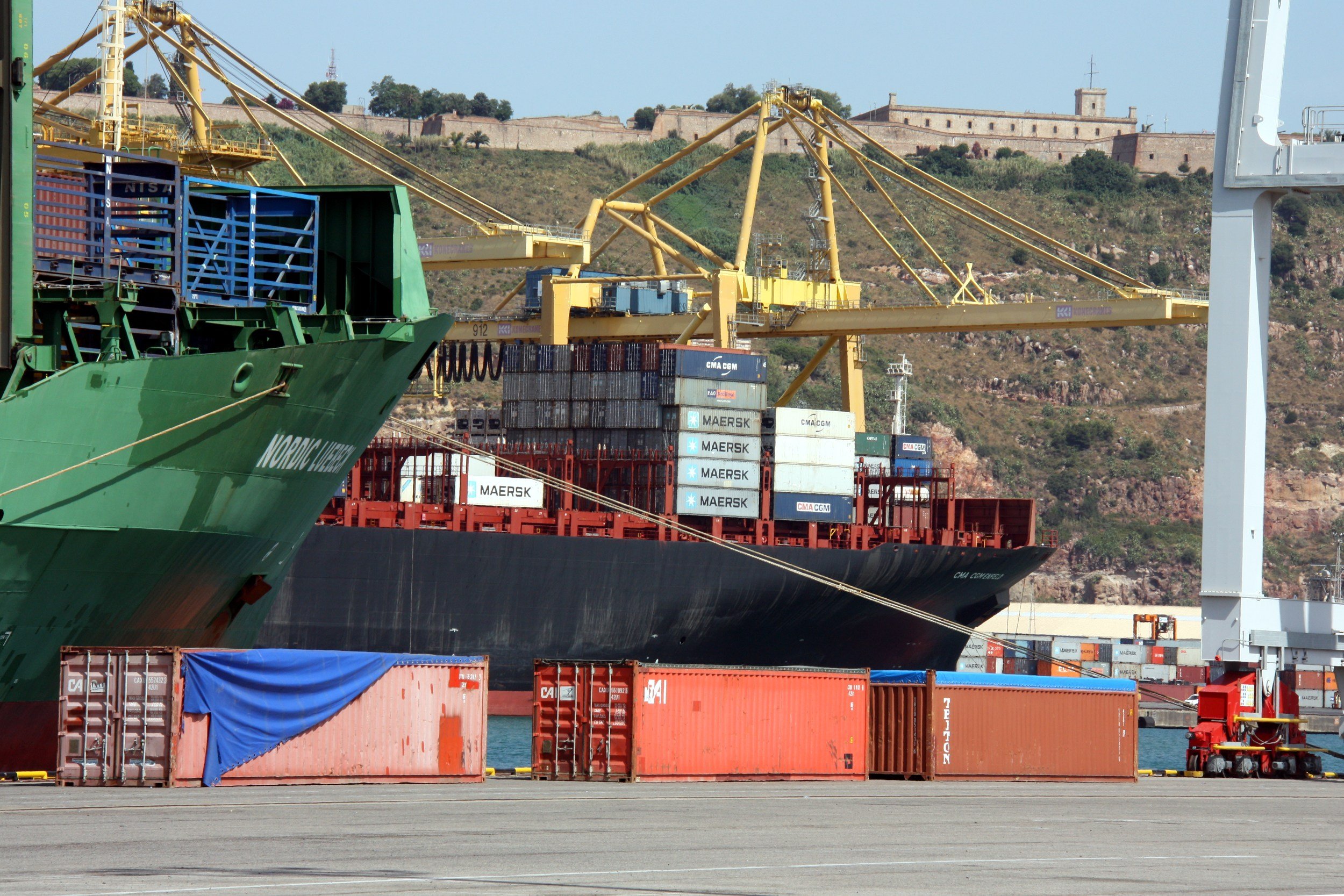 Un vaixell amb contenidors al Port de Barcelona