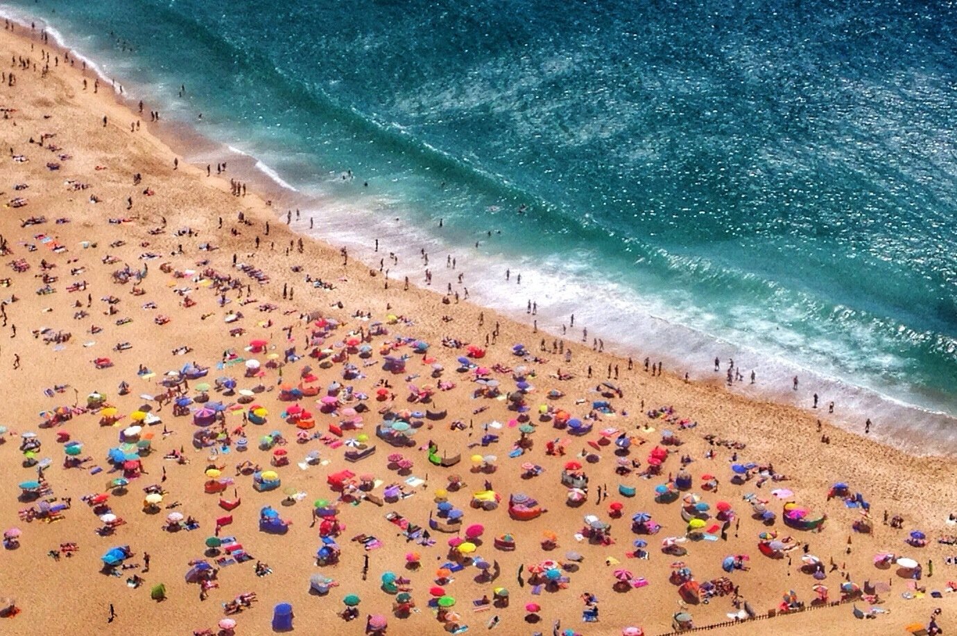 Una platja plena de turistes a la Costa Daurada