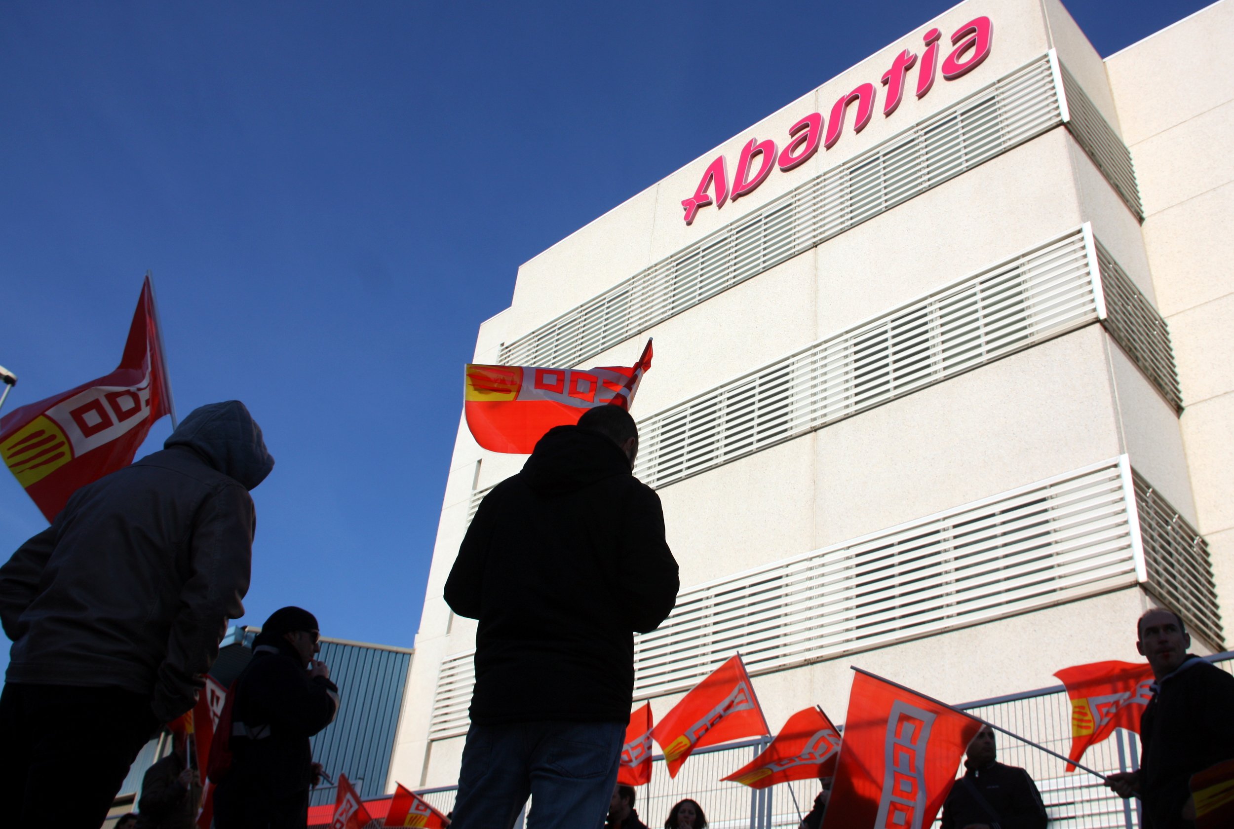 La protesta de treballadors d'Abantia davant la seu del grup a Sant Boi de Llobregat