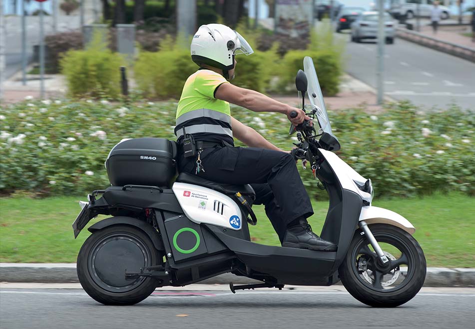 Cada cop és més habitual veure agents locals de mobilitat amb vehicles elèctrics