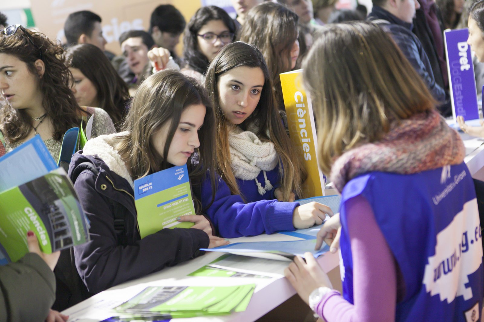 Estudiants consulten diferents temes als estands del saló de 2015