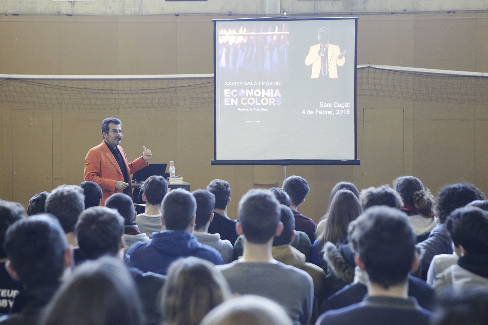 Xavier Sala i Martín amb els nens de l'Escola Thau Sant Cugat